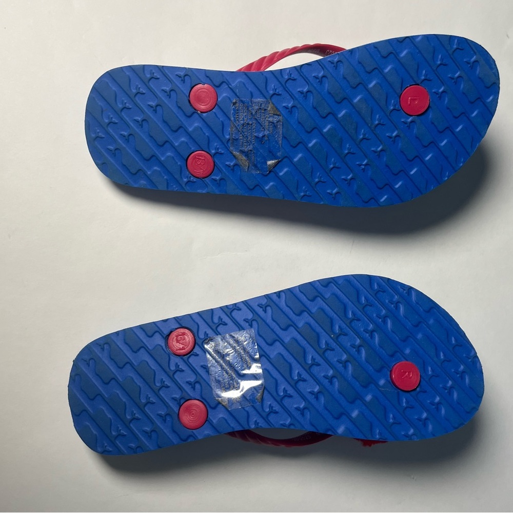 NWOT girls vineyard vines flip flops with Pom poms. Girls size 13. - Picture 9 of 9